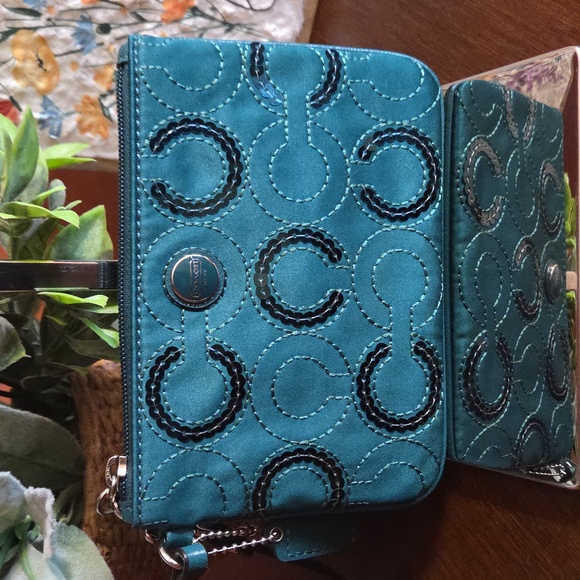 Coach Signature C Wristlet EUC - Picture 9 of 9